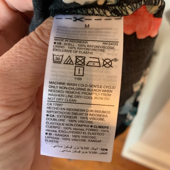 Old navy adjustable strap dress. Worn once - Picture 5 of 5